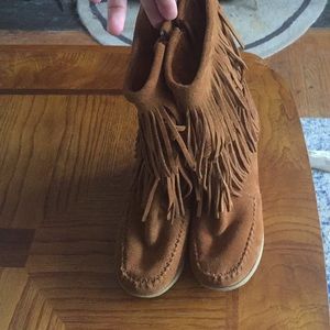 Minnetonka heeled fringe boots size 5